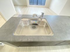 大きなお鍋も楽々洗える幅の広いシンクです＾＾ステンレスシンクなので簡単にお掃除できますよ。洗剤やスポンジもすっきりできる収納付き。
