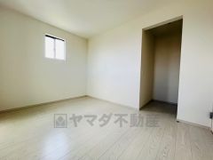 収納力豊富なウォークインクローゼット付き。洋服や小物などを1箇所にまとめて美しい収納を実現します。