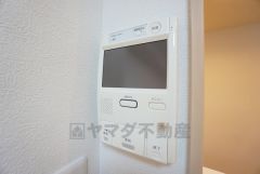 防犯性もばっちり、TVモニター付きインターフォン完備。大きなモニターで玄関先を確認できます。録画機能が付いているので不在時の訪問者も確認できて安心です^^