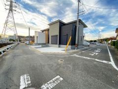 西鉄バス「中央公民館入口」停まで徒歩2分＾＾ スーパー・コンビニ・ドラッグストアが徒歩5分圏内。並列駐車2台・南東向きワイドバルコニー・WIC・SICあり＾＾