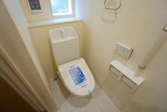 温水洗浄機付トイレです。節水機能もあるので、安心して使えますね。もちろん、1階2階の2ヶ所にトイレがあるので、忙しい朝にもゆとりができますね。