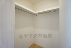 同仕様写真。収納力豊富なウォークインクローゼット付き。洋服や小物などを1箇所にまとめて美しい収納を実現します。