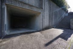 カースペースは2台分＾＾ ご夫婦で1台ずつ所有出来ます＾＾前面道路は6ｍで車の出し入れもラクラクです＾＾