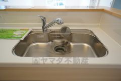 広々とした凸型シンクに洗剤ポケットを標準装備。大きなお鍋など洗いやすいです。洗剤や石鹸、スポンジもすっきりできる収納付き。