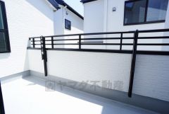 南向きで日当たりの良いバルコニー。お洗濯物も気持ちよく干せそうです。