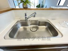 広々とした凸型シンクに洗剤ポケットを標準装備。大きなお鍋など洗いやすいです。洗剤や石鹸、スポンジもすっきりできる収納付き。