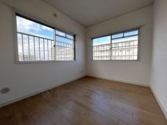 2面採光を確保した明るい室内は、風通しも良く、大変居心地の良い空間となっております。爽やかな風を感じて起きる朝は、快適生活の始まりに。