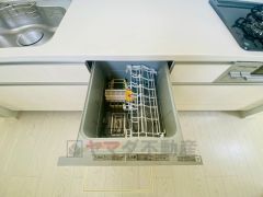 家事の時間が短縮できる食器洗浄乾燥機付。後片付けもラクラクです。 食器を洗う手間が減るので家族とのコミュニケーションの時間や自分の時間が増えますね。