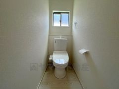 温水洗浄便座付きのトイレです。汚れてもサッとひと拭きでお手入れ簡単。節水仕様でしっかり洗浄できます。環境にやさしく、しかも経済的です。