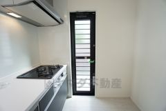 勝手口付きキッチンでごみの仮置きができ、生ごみ等においの悩みが解消されますね＾＾