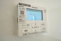 キッチン横からお湯張り、追い炊き、足し湯がボタン一つで楽々操作できる給湯機リモコンです＾＾忙しい夕飯の準備の時間帯に重宝しますね。