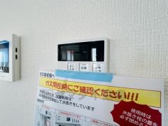 給湯器リモコンはキッチン横からボタンひとつで操作が楽々。通話ボタン付きでお子様とも会話ができて安心です。
