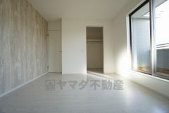 同仕様写真。住む人のこだわりを活かす洋室＾＾日当たりがよく、寝室としての利用もおすすめ。広めのクローゼットもあり荷物もすっきり片付けれ、ゆとりのある暮らしが出来ます＾＾