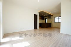 同仕様写真。おしゃれで過ごしやすいリビングです。隣接する和室と合わせると24帖の大空間になります。