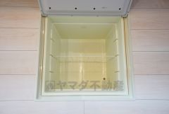 同仕様写真。キッチンに床下収納があります。長期保存ができるもの、調理器具、防災グッズを入れておくのもいいですね。