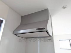 レンジフード。調理により発生する油煙や臭いを吸い込み、屋外へ排気してくれます。