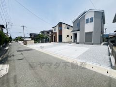 前面道路は交通量が少なく小さなお子様がいるご家庭も安心です＾＾