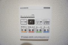雨の日の洗濯も安心できる浴室暖房乾燥機付き浴室。リモコンで操作もボタン1つで簡単。 浴室暖房乾燥機には、暖房、乾燥、涼風、換気の4つの機能が付いています。タイマー付きです。
