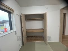 リビングからの続き間として和室をご用意しました。普段はリビングとつなげて開放的なスペースとして。来客時には客間としてお使いいただけます。