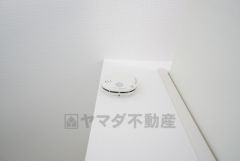 火災による煙や熱を感知して、警報音やブザー等で火災の発生を知らせてくれる火災警報器。