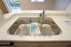 広々とした凸型シンクに洗剤ポケットを標準装備。大きなお鍋など洗いやすいです。