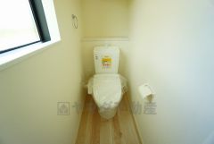 温水洗浄機付トイレです。節水機能もあるので、安心して使えますね。もちろん、1階2階の2ヶ所にトイレがあるので、忙しい朝にもゆとりができますね。