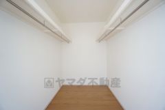 収納力豊富なウォークインクローゼット。洋服や小物などを1箇所にまとめて美しい収納を実現します。