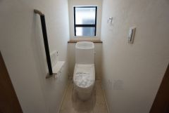 温水洗浄機付トイレです。節水機能もあるので、安心して使えますね。もちろん、1階2階の2ヶ所にトイレがあるので、忙しい朝にもゆとりができますね。