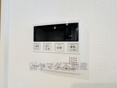 キッチン横からお湯張り、追い炊き、足し湯がボタン一つで楽々操作できる給湯機リモコンです＾＾忙しい夕飯の準備の時間帯に重宝しますね。