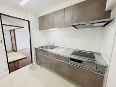 システムキッチン＾＾ カウンタートップは耐熱性に優れており、日ごろのお掃除もふき取るだけでＯＫ。ステンレスシンクも簡単にお掃除できますよ。