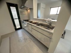 対面式カウンターキッチンでお子様の様子が見守れます。カウンタートップは耐熱性に優れており、日ごろのお掃除もふき取るだけでＯＫ。ステンレスシンクも簡単にお掃除できますよ。