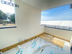 幅広のインナーバルコニーは多少の雨でも洗濯物を守ってくれ、家事を助けてくれること間違いなし。眩しすぎる日差しも和らげます。