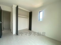 明るい洋室です。ナチュラル色のフローリングで開放的な優しい雰囲気になっています＾＾ベッドや机、ＴＶを置いてもゆとりのある広さです。