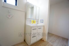 三面鏡つき洗面台。収納も一体型になっているので、ドライヤーやヘアアイロンの置き場に困りませんね。