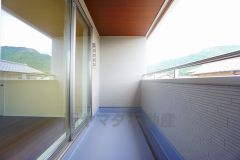 幅広のインナーバルコニーは多少の雨でも洗濯物を守ってくれ、家事を助けてくれること間違いなし。眩しすぎる日差しも和らげます。