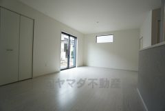大きな窓のあるリビングは、陽光あふれる明るい空間です。居心地良く、ご家族皆がゆったり寛げる憩いの空間となりそうです。