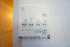 雨の日の洗濯も安心できる浴室暖房乾燥機付き浴室。リモコンで操作もボタン1つで簡単。 浴室暖房乾燥機には、暖房、乾燥、涼風、換気の4つの機能が付いています。タイマー付きです。