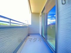 幅広のインナーバルコニーは多少の雨でも洗濯物を守ってくれ、家事を助けてくれること間違いなし。眩しすぎる日差しも和らげます。