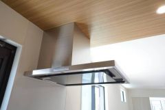 調理により発生する油煙や臭いを吸い込み、屋外へ排気してくれます。