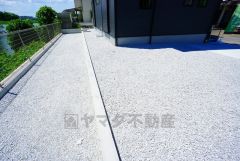 駐車スペースとは別にお庭もついております。広さも十分あるので、ガーデニングやBBQなど楽しみの増えるお庭です＾＾