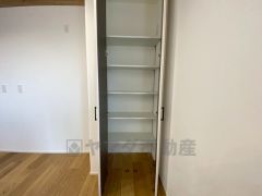 キッチン横収納。