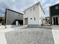 カースペースは停めやすい並列駐車4台。ご夫婦で1台ずつとご友人、急な来客でも利用でき便利です＾＾