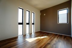 同仕様写真。住む人のこだわりを活かす洋室＾＾日当たりがよく、寝室としての利用もおすすめ。広めのクローゼットもあり荷物もすっきり片付けれ、ゆとりのある暮らしが出来ます＾＾