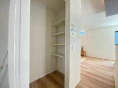キッチン横パントリー収納。食器やキッチン用品、食料品の保存に便利です＾＾高さのある物もスッキリ収納できます＾＾