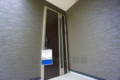 ピッキング犯罪を防止する防犯型玄関錠。玄関には二重のディンプルキータイプの鍵を、さらにバールなどでこじ開けられにくい設計で安全のセキュリティです。