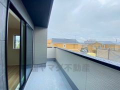 お洗濯物を干すスペースとしても十分な広さがあります。  お天気の良い日はお洗濯物がよく乾きそうな日当たり良好のバルコニー