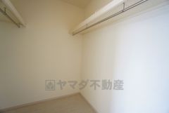 収納力豊富なウォークインクローゼット付き。洋服や小物などを1箇所にまとめて美しい収納を実現します。