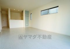 同仕様写真。家族が集まる開放的なリビング。約18帖の大空間で毎日のお食事が楽しみです＾＾思い思いの時間を過ごしたり、家族みんなで食事をしたり、素敵な団らんの場になりますね。