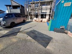 駐車スペースはゆとりある4台分を確保。マイカー用に、お客さま用に、余裕を持ってご利用いただけます。