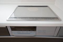 お手入れのしやすいIHクッキングヒーターです。 3口コンロなので、効率よくお料理が楽しめます。毎日のお料理も楽しくなりますね＾＾